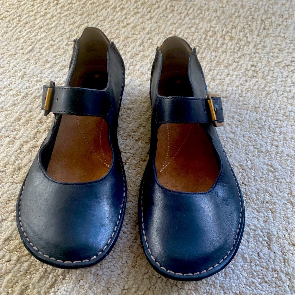 Ladies Clarks Smart/Casual Buckle Flats Janey June (size 8 US)